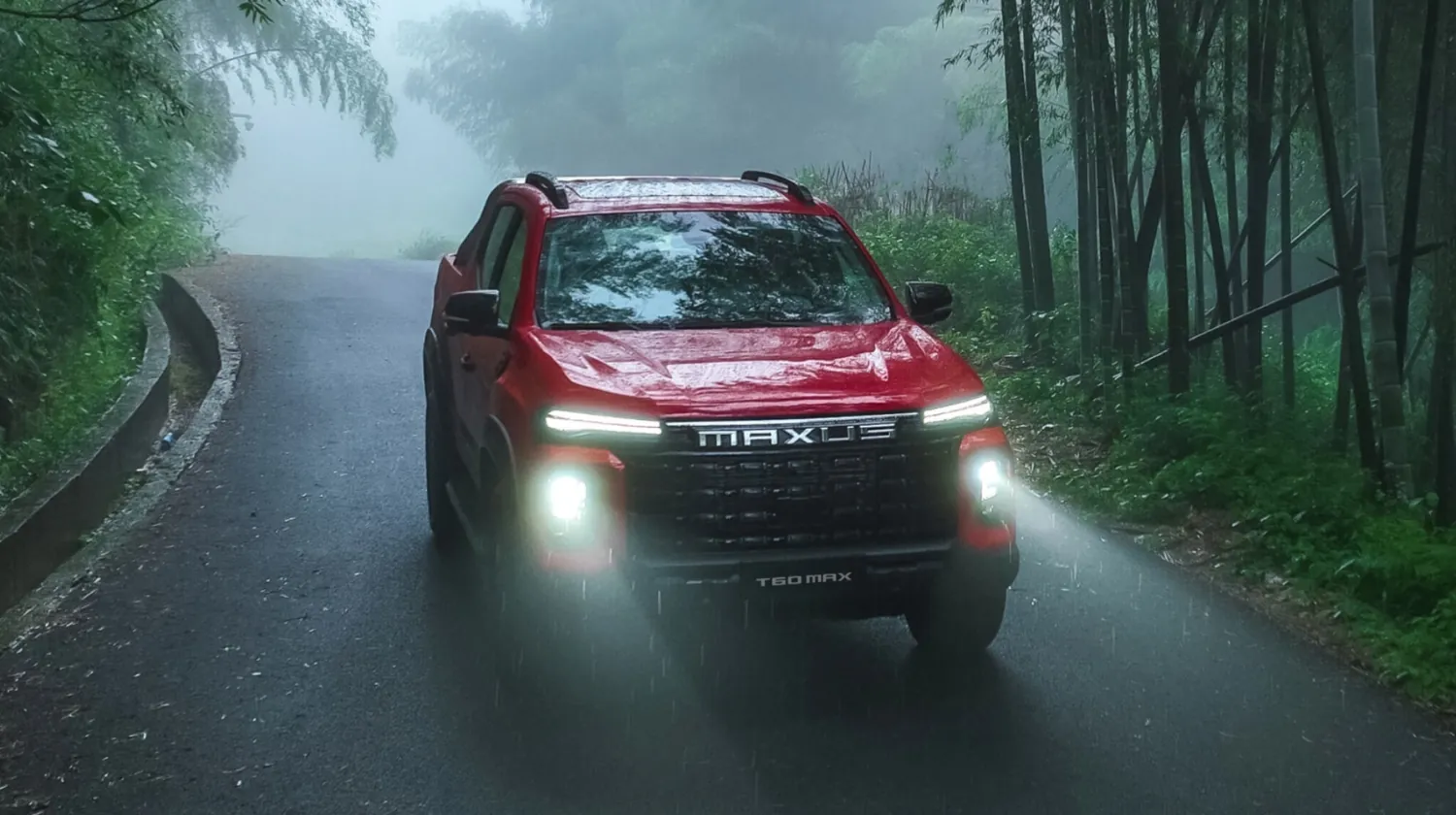 MAXUS T60 MAX kırmızı orman yolunda
